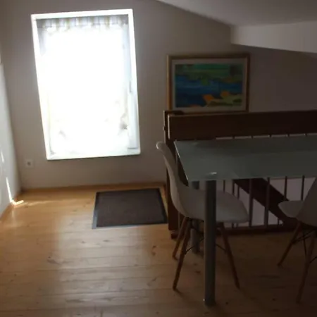 Kleines Haeuschen Am Garten In