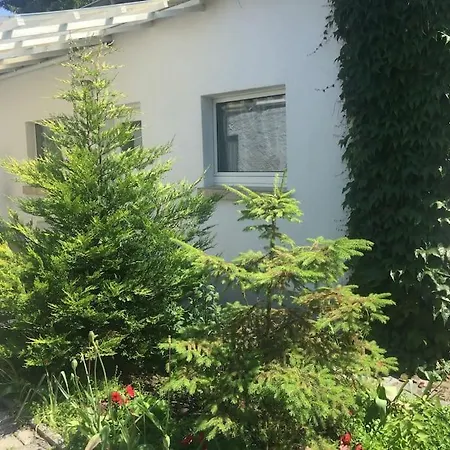 Kleines Haeuschen Am Garten In